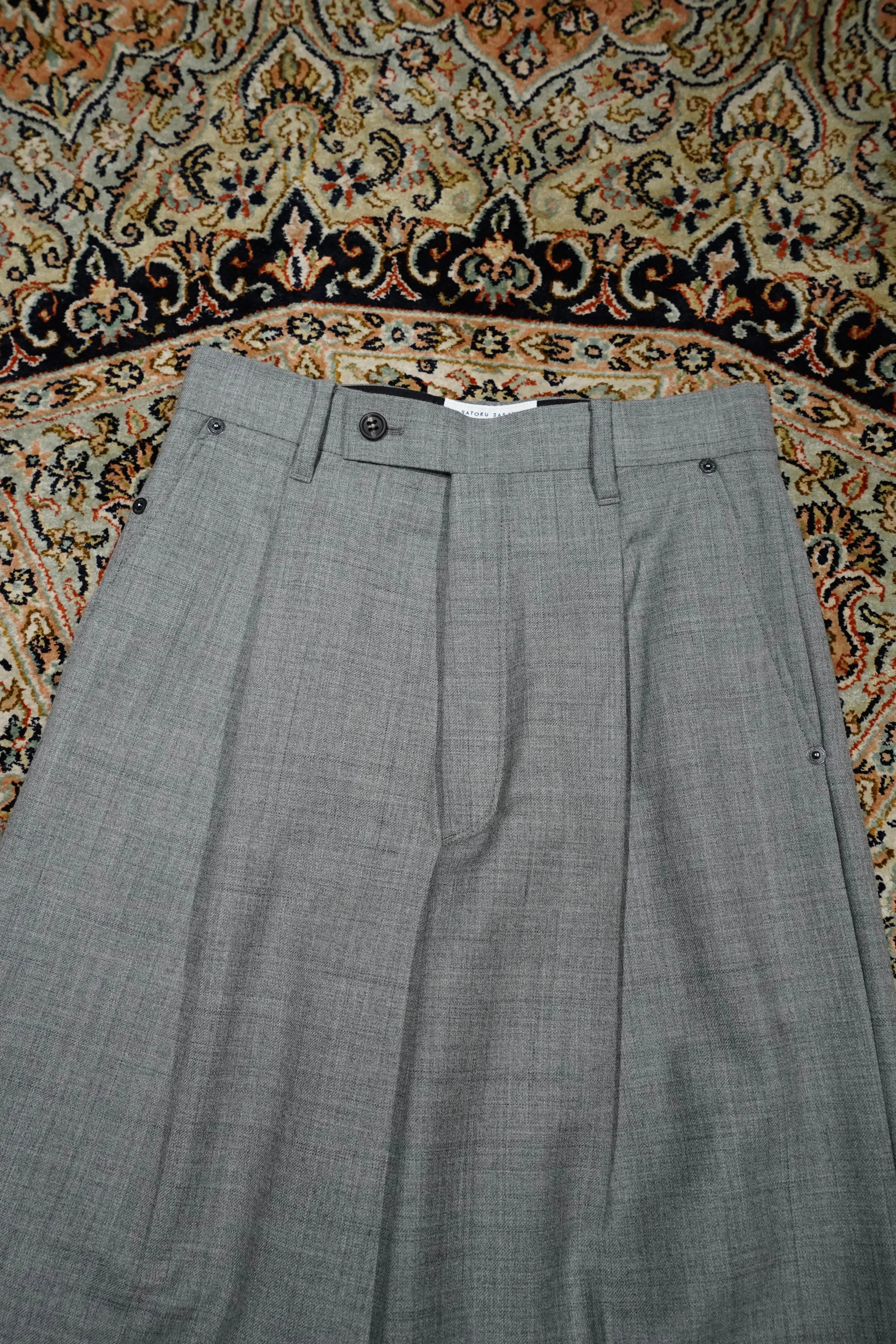 SATORU SASAKI SINGLE-TUCKED WIDE TROUSERS (GRAY)