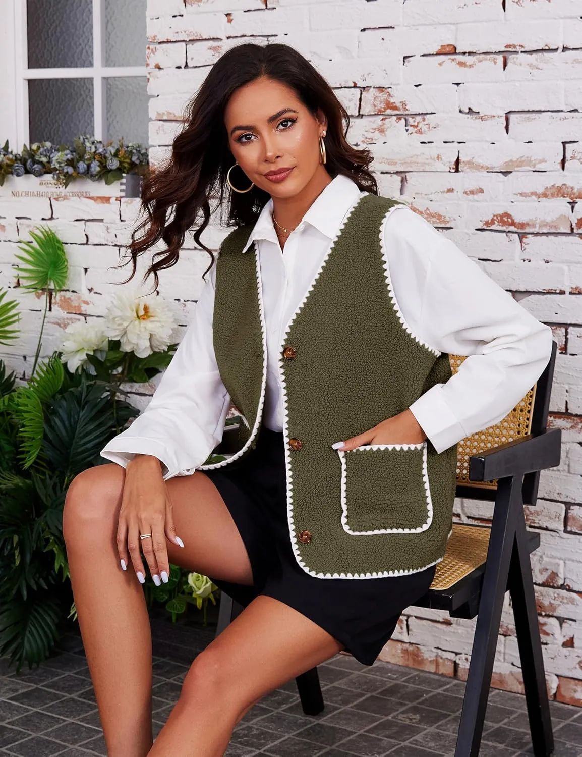 Women Fleece Lightweight Vest V Neck Open Front Button Down Sleeveless Casual Warm Sherpa Outwear with Pockets