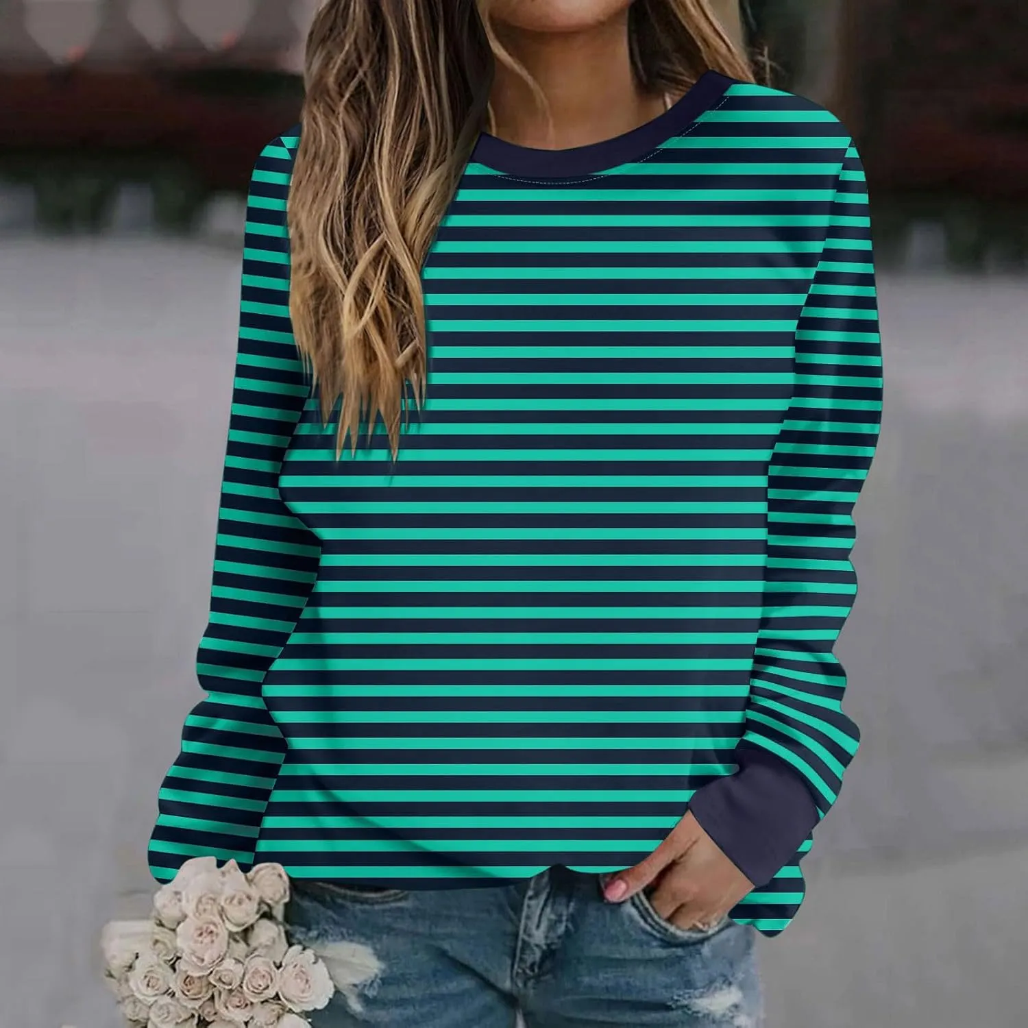 Womens Striped Sweatshirt Trendy Fleece Long Sleeve Crewneck Pullover Tops Regular Fit Fall Fashion Outfits 2024